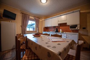 Kühlschrank, Mikrowelle, Herdplatte, Geschirrspüler