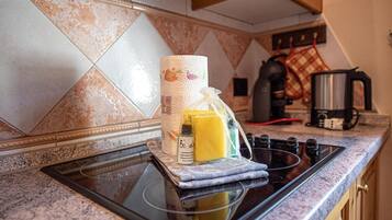 Réfrigérateur, micro-ondes, plaque de cuisson, lave-vaisselle