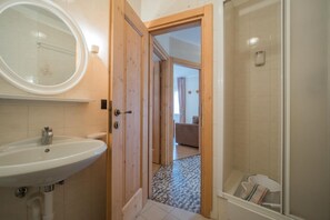 Regadera, secadora de cabello, bidet, toallas 