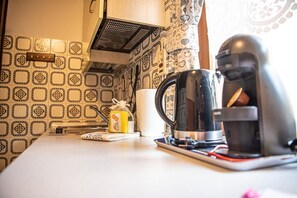 Réfrigérateur, micro-ondes, plaque de cuisson, lave-vaisselle