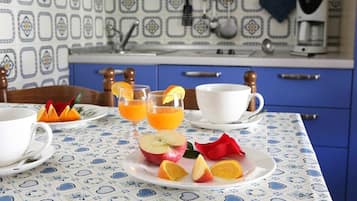 Een magnetron, een vaatwasser, kookgerei, borden en bestek