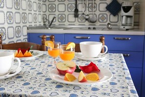 Microondas, lavavajillas y utensilios de cocina