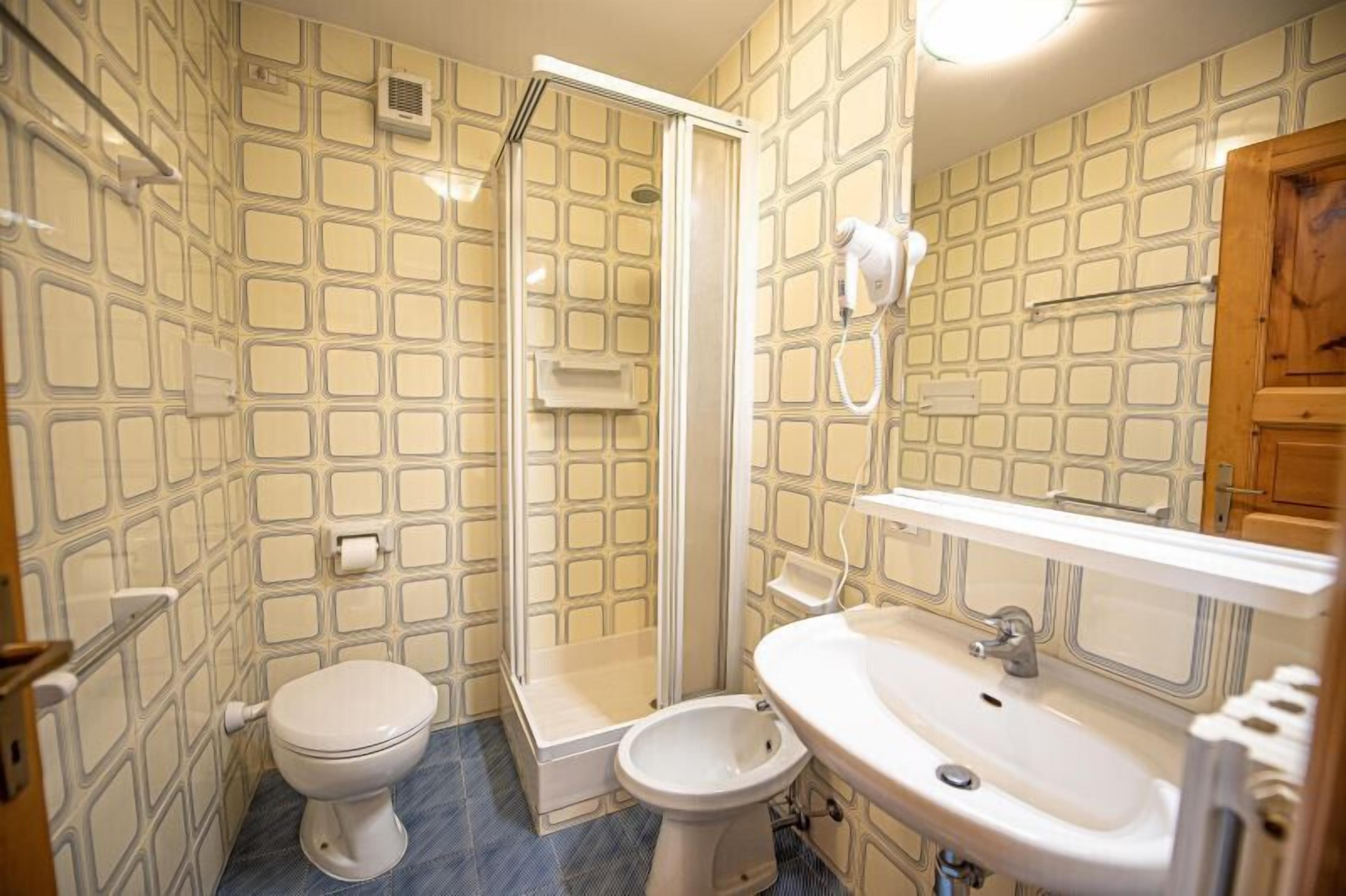 Dusche, Haartrockner, Bidet, Handtücher