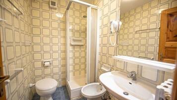 Dusche, Haartrockner, Bidet, Handtücher