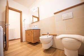 Shower, hair dryer, bidet, towels - Exclusive comfort in the Real Wood Pemont Chalet (LIVIGNO)