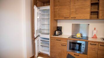 Frigorifero, microonde, piano cottura, lavastoviglie