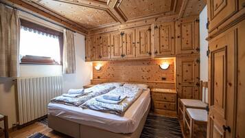 1 dormitorio, tabla de planchar con plancha, wifi y ropa de cama