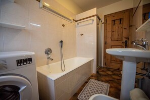 Combined shower/bathtub, hair dryer, bidet, towels