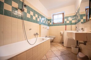 Kombination af bruser/badekar, hårtørrer, bidet, håndklæder