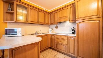 Réfrigérateur, micro-ondes, plaque de cuisson