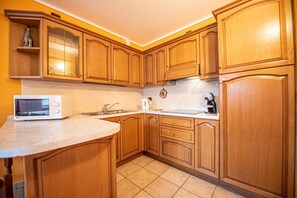 Fridge, microwave, stovetop, cookware/dishes/utensils - Explore Livigno and enjoy its tranquility at Chalet Amalia (Livigno)