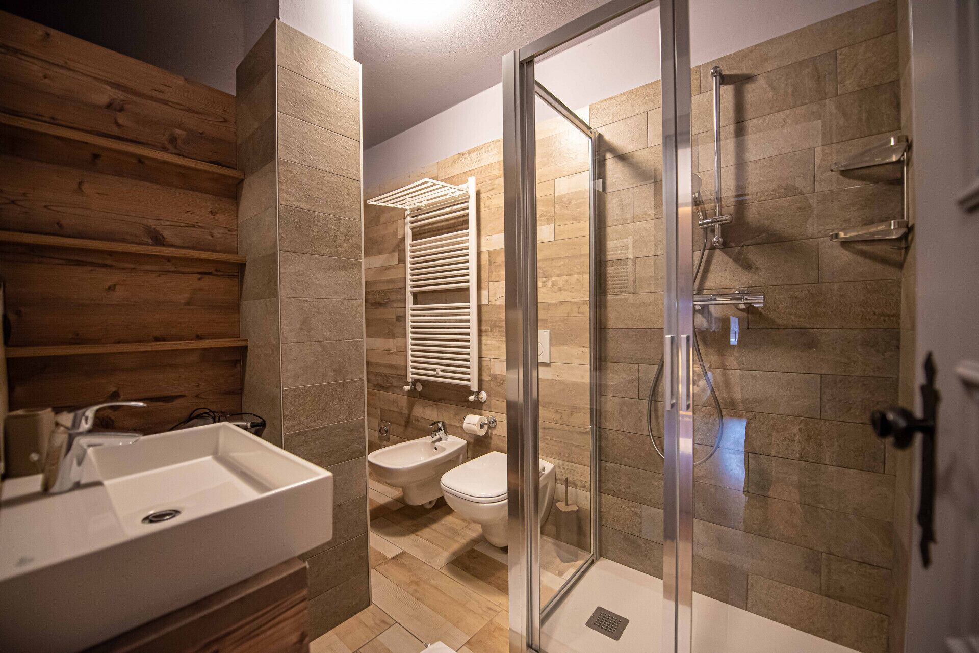 Ducha, secador de pelo, bidet, toallas