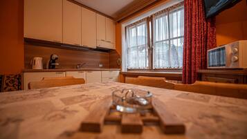 Geladeira, micro-ondas, talheres/pratos/utensílios de cozinha