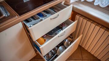 Kühlschrank, Mikrowelle, Kochgeschirr/Geschirr/Besteck