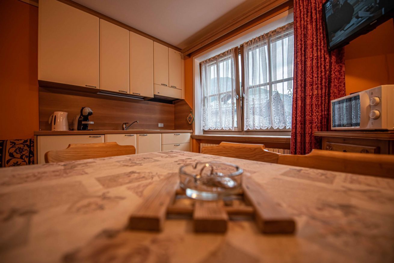 Kühlschrank, Mikrowelle, Kochgeschirr/Geschirr/Besteck