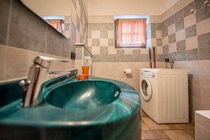 シャワー付き浴槽、ヘアドライヤー、ビデ、タオル