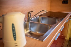 Kühlschrank, Mikrowelle, Herdplatte, Kochgeschirr/Geschirr/Besteck