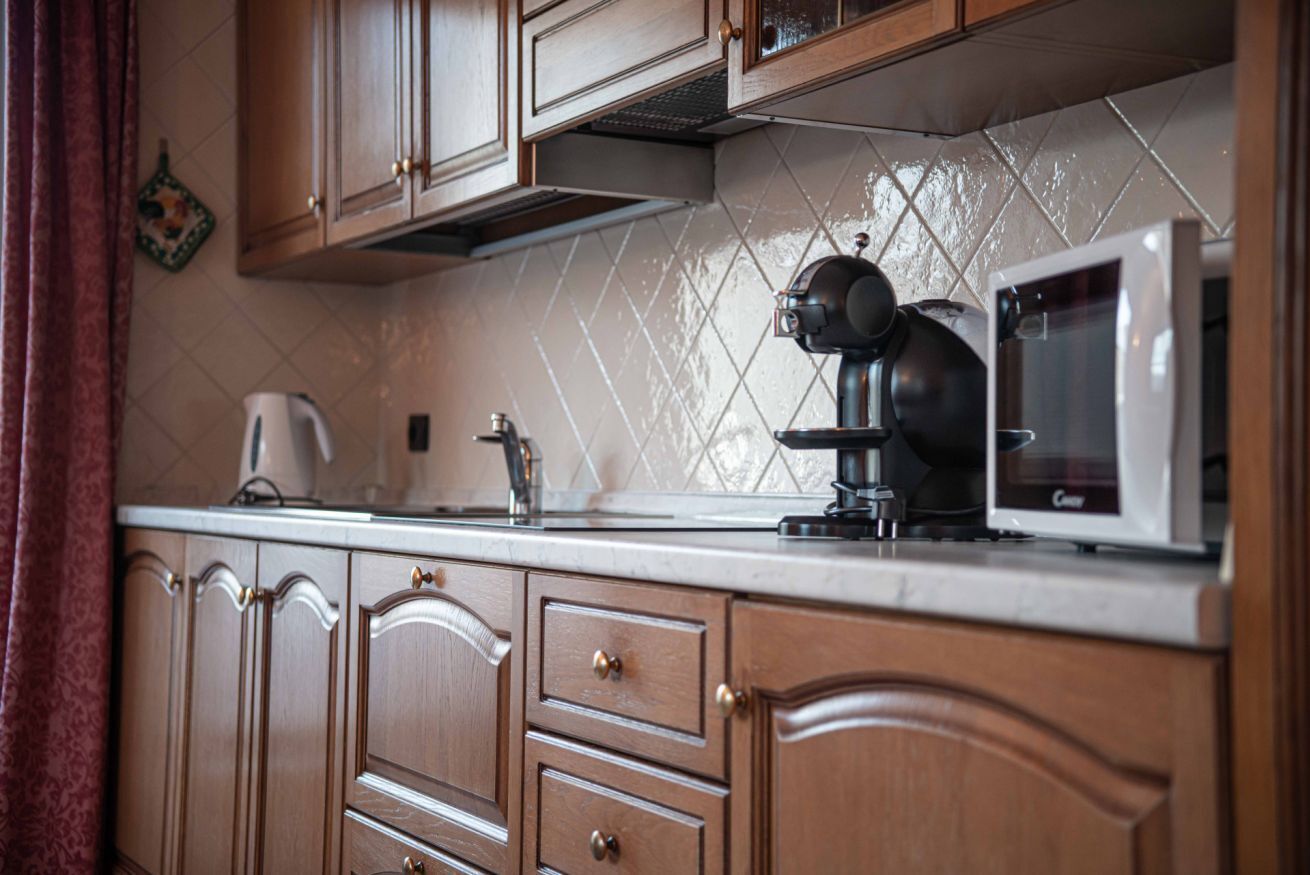 Frigorifero, microonde, piano cottura, pentole/stoviglie/utensili