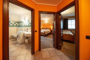 Duschwanne, Haartrockner, Bidet, Handtücher