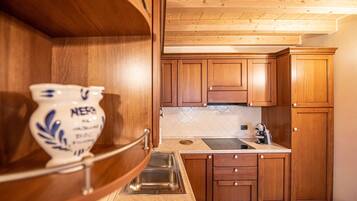 Refrigerador, microondas y utensilios de cocina