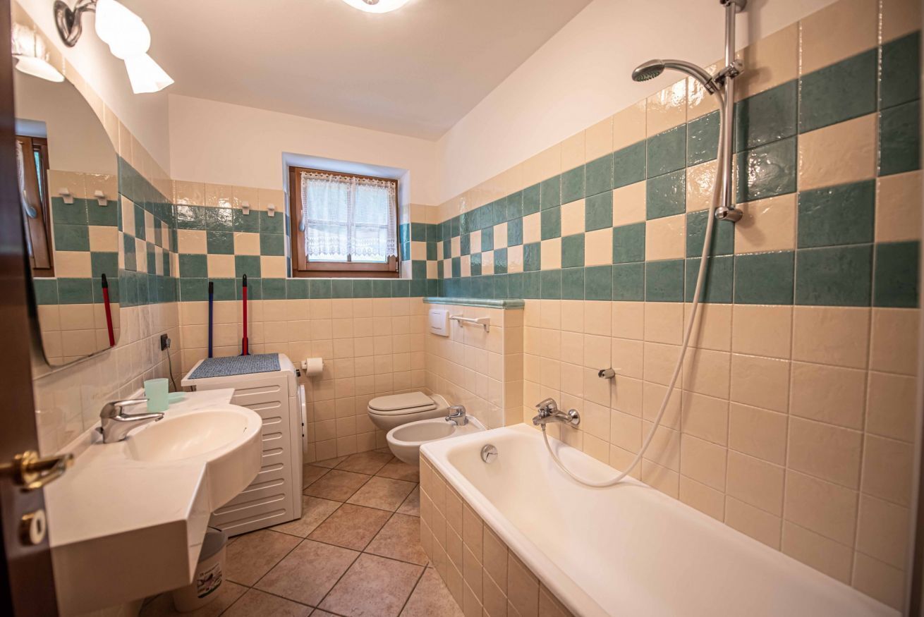 Kombinert dusj/badekar, hårføner, bidé og håndklær