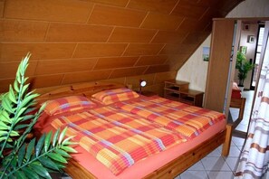 2 bedrooms, travel cot, free WiFi, bed sheets