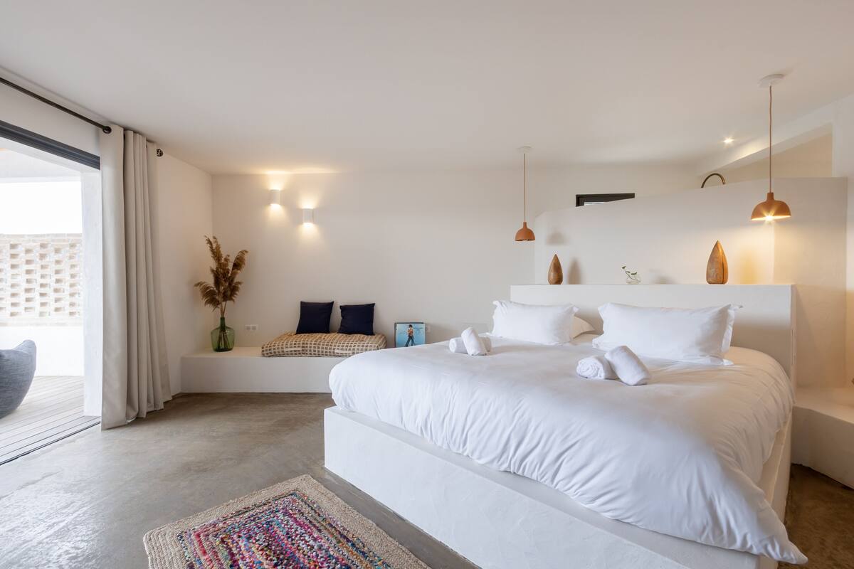 Luxe beddengoed, bedden met traagschuimmatrassen, een kluis op de kamer