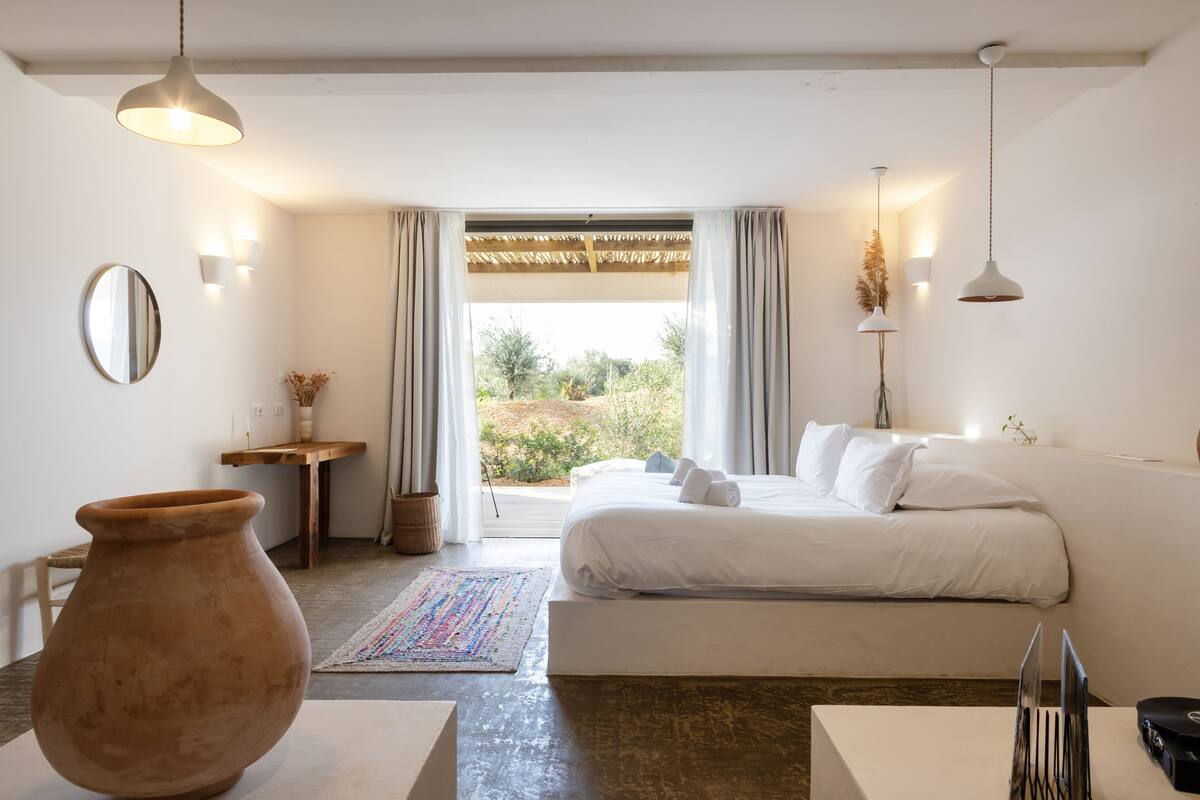 Exclusieve tweepersoonskamer, terras, uitzicht op tuin | Luxe beddengoed, bedden met traagschuimmatrassen, een kluis op de kamer