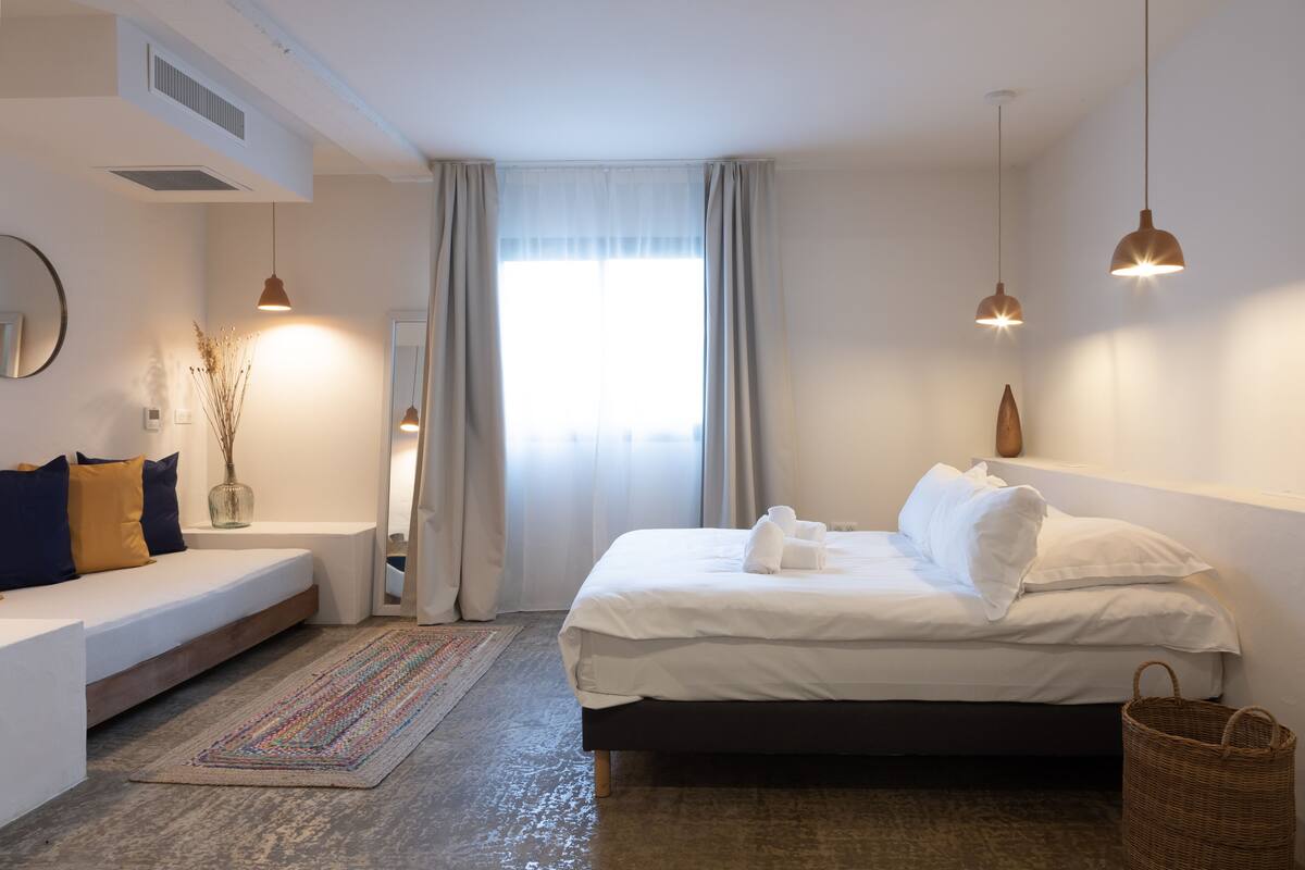 Economy tweepersoonskamer | Luxe beddengoed, bedden met traagschuimmatrassen, een kluis op de kamer