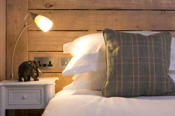 Twin Room | Desk, WiFi (free), bed sheets