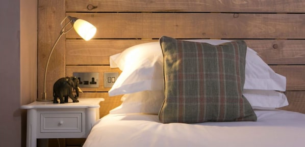 Escritorio, wifi gratis y ropa de cama