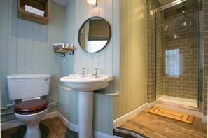 Chambre Double | Salle de bain | Articles de toilette gratuits, sèche-cheveux, serviettes fournies