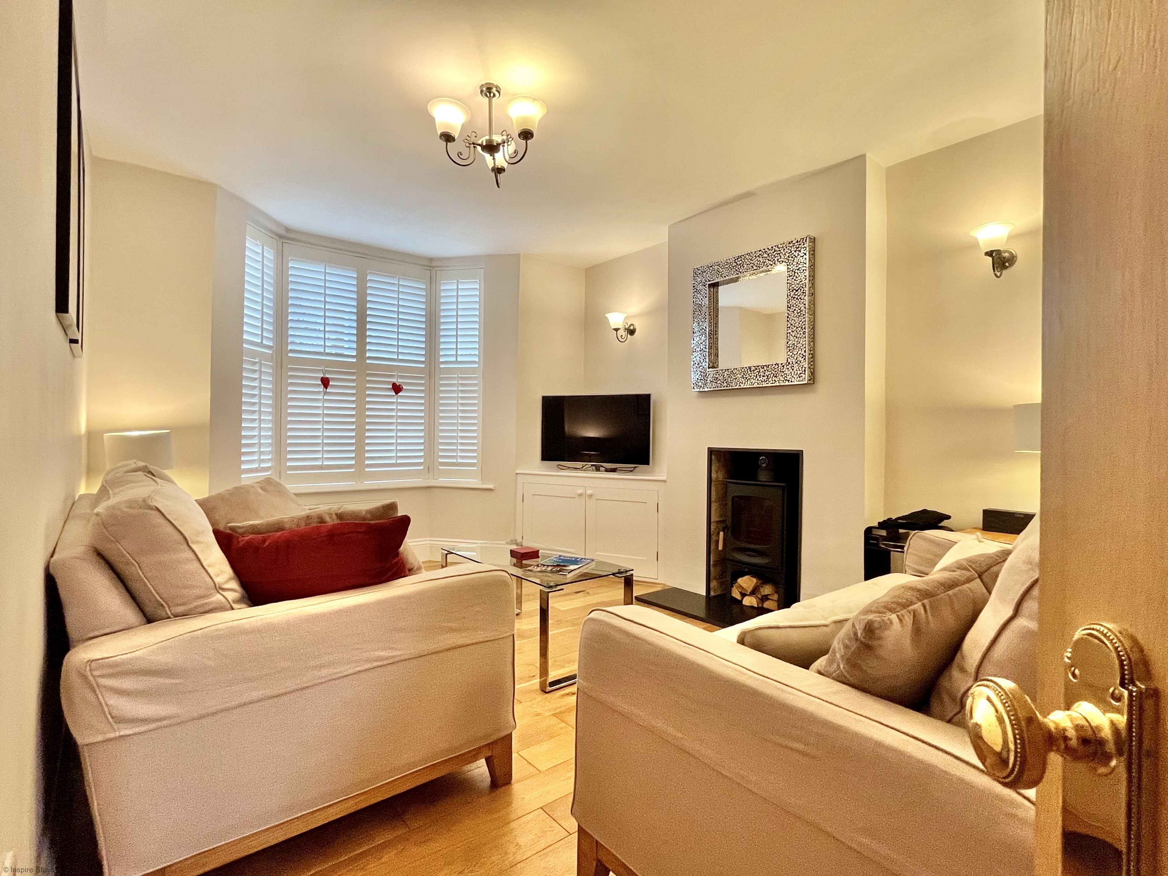 スマートテレビ、暖炉、書庫、ステレオ