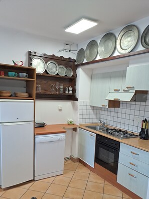 Kühlschrank, Mikrowelle, Ofen, Herdplatte