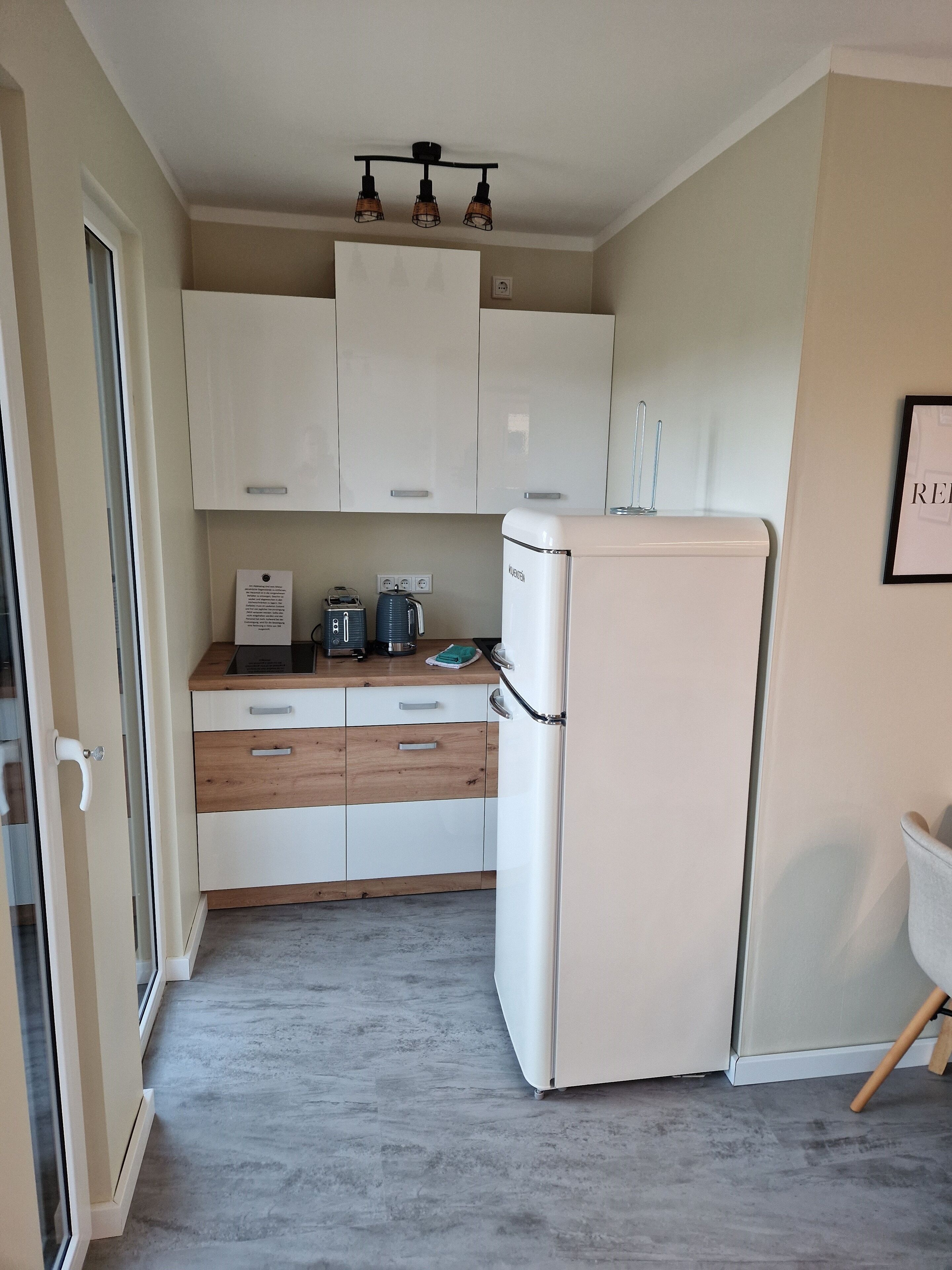 Refrigerador, placa de cocina, cafetera/tetera, tostadora