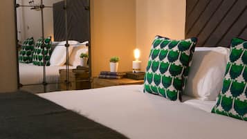 Escritorio, wifi gratis y ropa de cama