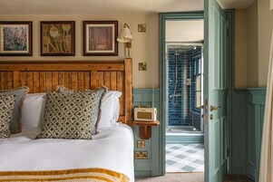 Escritorio, wifi gratis y ropa de cama