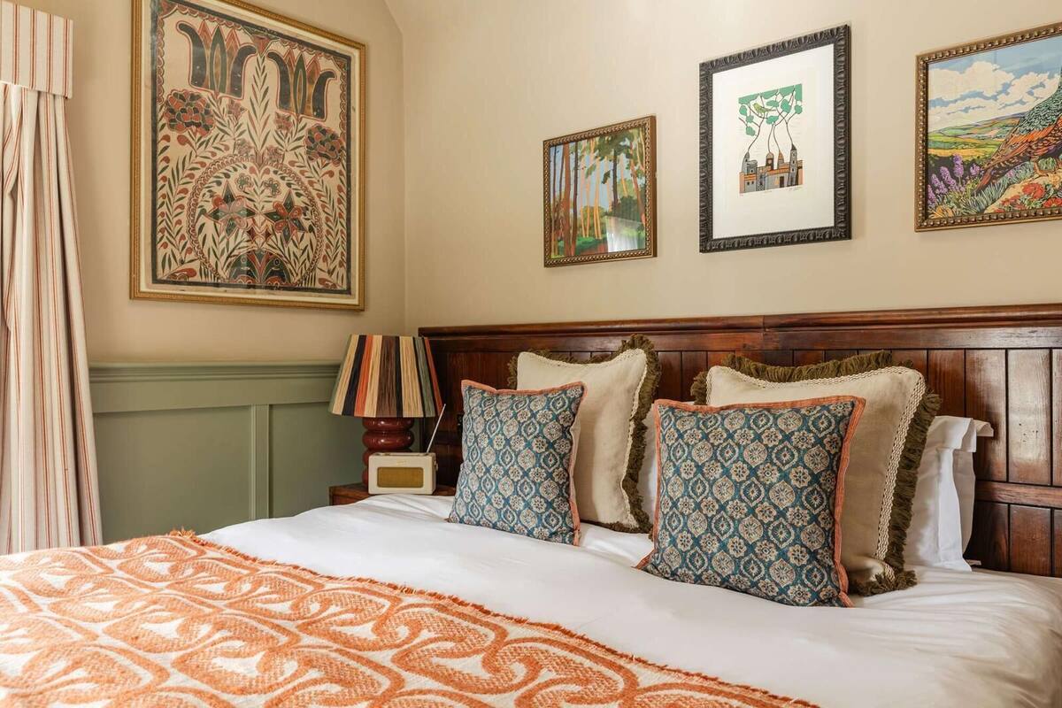 Deluxe Double Room | Desk, WiFi (free), bed sheets