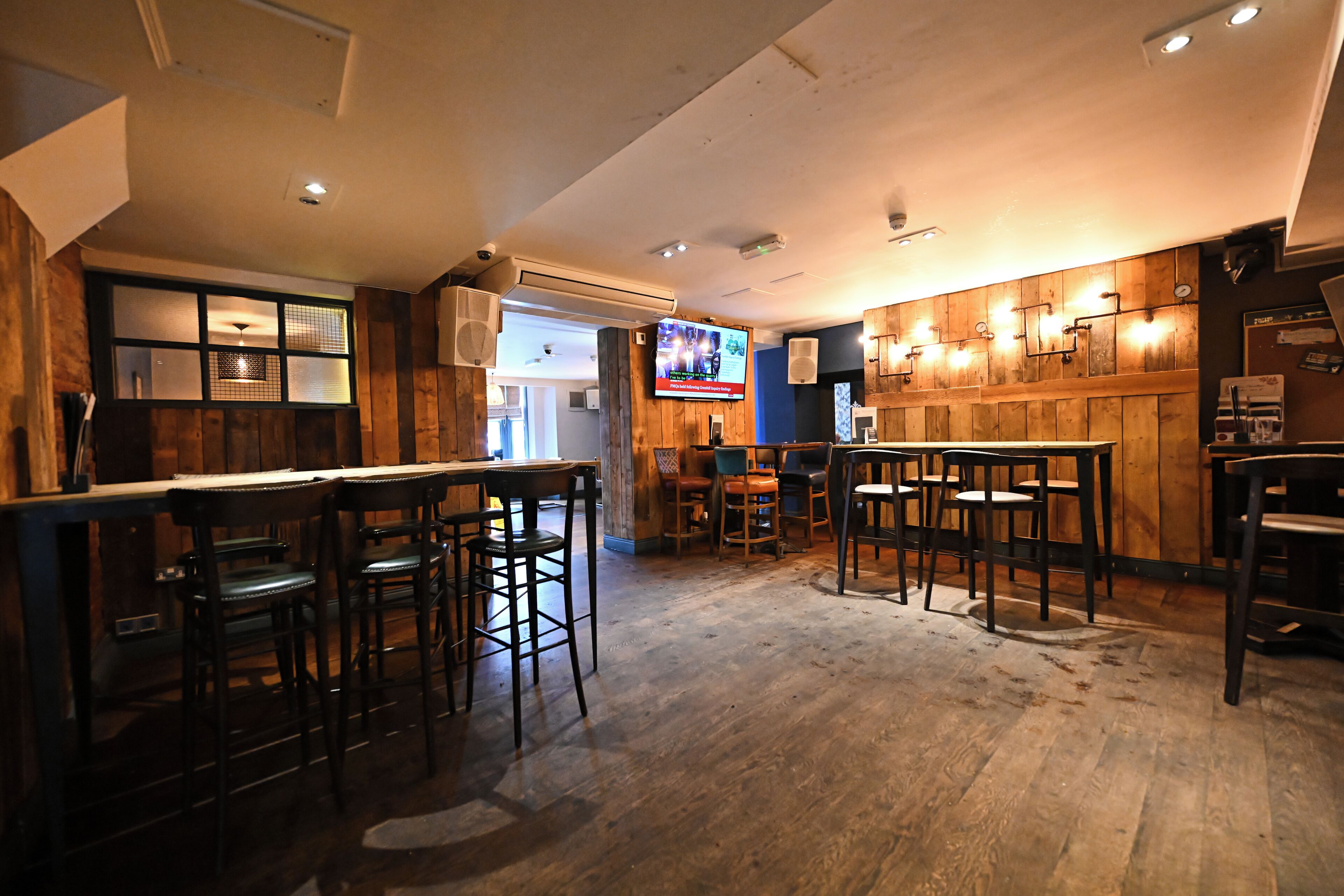 Bar (trong khuôn viên)