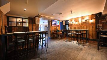 Bar (trong khuôn viên)