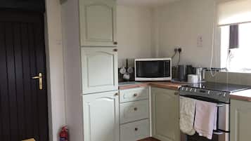 Bungalow, 1 Bedroom | Private kitchen | Fridge, coffee/tea maker, electric kettle, cookware/dishes/utensils