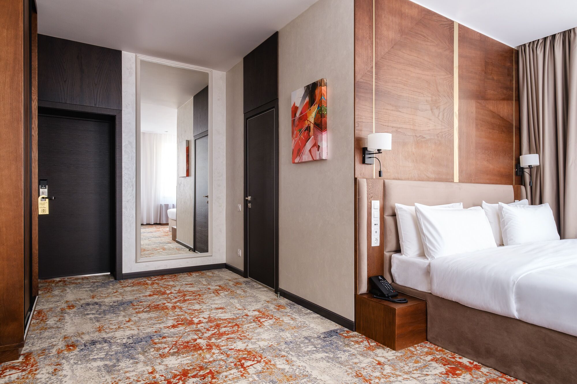 Habitación superior con 1 cama doble o 2 individuales | Ropa de cama de alta calidad, minibar, caja fuerte y escritorio