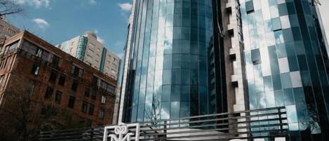 Vista frontal de la propiedad