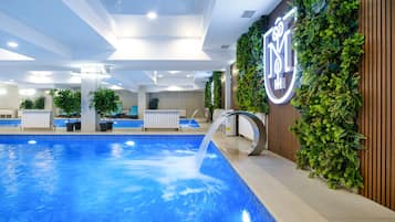 Una piscina cubierta
