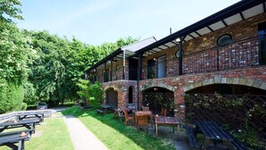 Een bakstenen gebouw met terras en een overdekte patio.