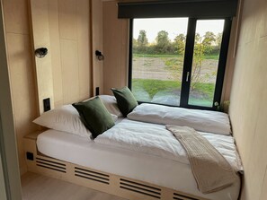 2 bedrooms, travel crib, free WiFi, bed sheets