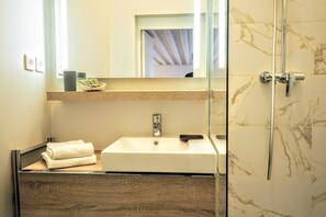 Shower, hair dryer, towels - Molière ChicSuites (Paris)