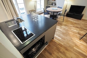 Fridge, microwave, oven, coffee/tea maker - Molière ChicSuites (Paris)