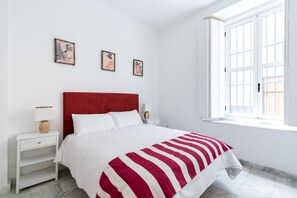3 habitaciones, tabla de planchar con plancha y ropa de cama 