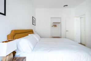 2 habitaciones, tabla de planchar con plancha y ropa de cama 